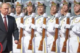普京走路右臂几乎不动，独特姿势引人联想，西方学者揭露真正原因图片
