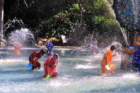 泼水节被撕雨衣女生：撕扯雨衣男子已受谴责，希望到此为止图片