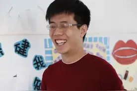 体育老师和女同学“在床上做游戏”，家长披露细节：老师都是共犯图片