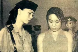 1999年，女大学生租别墅开妓院，被判死缓后，微笑向法官鞠躬致谢图片
