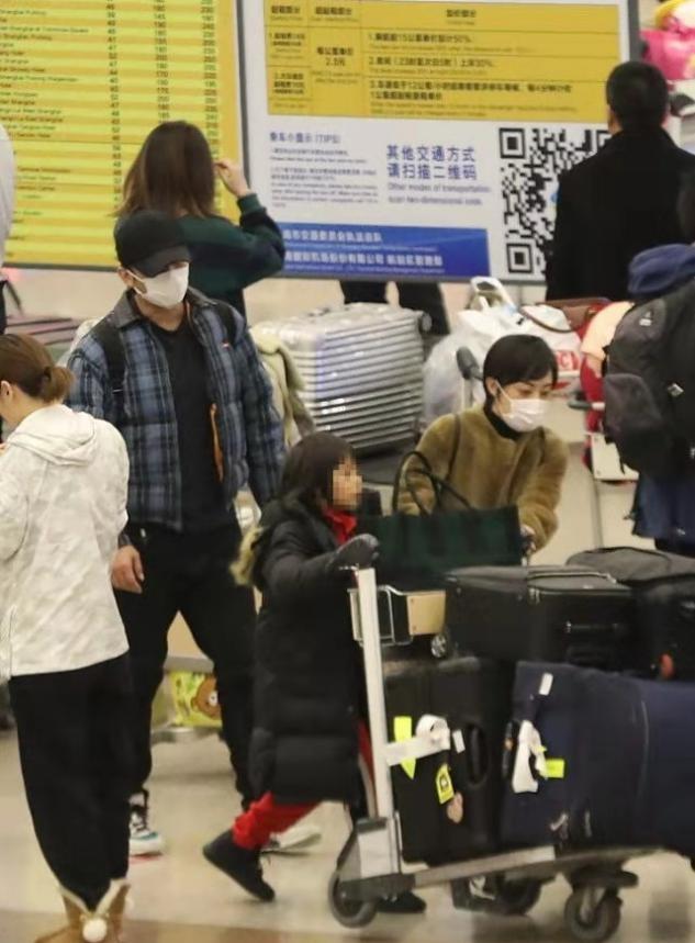 孙俪一家四口罕走机场，穿貂皮大衣像阔太太，一对儿女超可爱