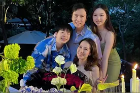 甄子丹出动私人飞机为爱妻庆生！一家颜值高，14岁儿子身高1.8米图片