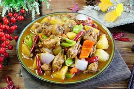 半只鸡，2个土豆，教你“大盘鸡”的家常做法，好吃不难，下饭图片