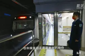 站台上“触不到的恋人”——90后情侣的新春坚守图片
