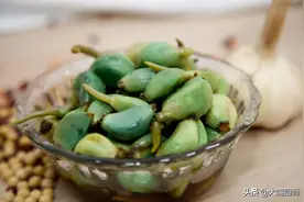 泡腊八蒜别只加醋，80岁外婆分享妙招，1天变绿，酸辣脆香解油腻图片