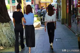 广州上下九人头攒动，商家生意火爆，人行道干净整洁图片