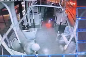 点赞！女乘客呕吐后她用细心传递温暖图片