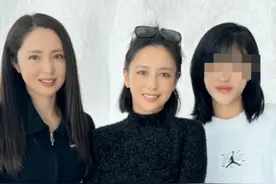 佟丽娅与董璇聚餐被偶遇！素颜出镜五官精致，穿露脐装秀小蛮腰图片
