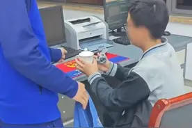 浙江杭州 放学路上下大雨，学生跑到消防站求助图片