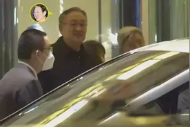 宋丹丹携三婚老公深夜聚会！男方头发花白显老，张国立邓婕状态好图片
