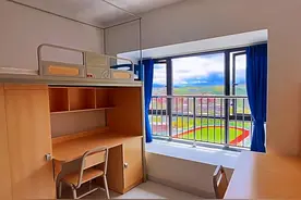 云南大学新生晒6人宿舍，上床下桌住宿费仅400，房屋布置比家里好图片