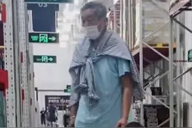 64岁杜源近况罕曝光，戴大金镯子与孙子现身商场，四处闲逛无人识图片