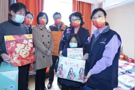 全网点赞的免费住宿“小布家园”，大年初一给孩子们穿上新衣图片