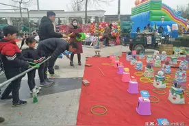 男子套圈套中3米玩偶熊，4人轮流抬回家，网友：给熊安排个大单间图片