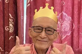 济公游本昌庆90岁大寿，与妻子甜蜜同框庆生，瘦骨嶙峋裤管空荡图片