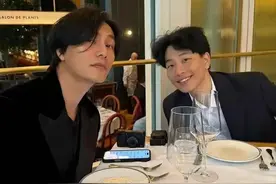 陈坤儿子大学毕业！父子俩合照庆祝，相差26岁在一起像兄弟图片