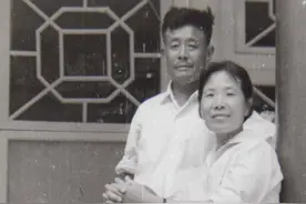 不要再讹传，史实有真相；开国大典伟人画像上写的是：人民的胜利图片
