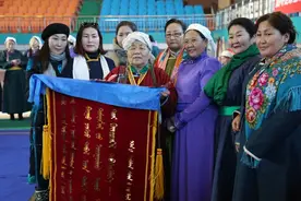 两个打造丨自治区级非物质文化遗产传承人--乌仁其木格图片