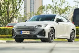 10万出头买国产“小A7”，自带电动尾翼，靠颜值就赢麻了图片