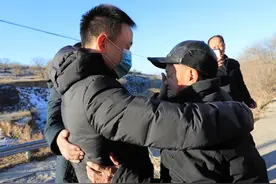 养父笔记本上的几个字，竟和临沂小伙的身世有关图片