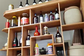 55岁中年老板的酒柜，一柜子“杂牌酒”，不再为了面子喝酒图片