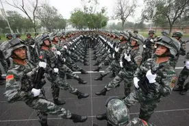 军队为什么要走正步？我军的正步始于何时？图片