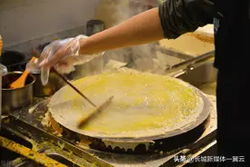 煎饼果子在海外有多火，老外沉迷围观摊煎饼图片