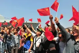 2000年所罗门撤侨：澳军舰允许日本马来人上船，却不准中国人登舰图片