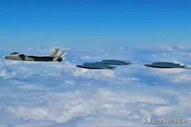 轰6不断改进，可以投射无人机，轰20列装后有忠诚僚机，如虎添翼图片