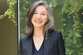60+的奶奶惊艳了时光，发白而不染，20年前的衣服还在穿图片