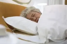 这种睡觉姿势对身体伤害非常大，好多人不知道，赶紧来看一下吧！图片