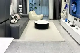 客厅带阳台，窗帘装客厅，感觉多此一举图片
