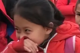 2021年，宁夏7岁女孩因“羞笑”走红，父母拒绝传媒公司百万签约图片