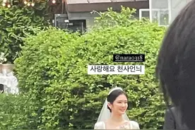 张娜拉大婚现场，她穿白色婚纱太有古典美，清新妆容嫩得像学生妹图片
