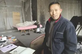 男子做梦梦见中奖号码，醒来疯狂买彩票，结果18年后睡桥洞捡垃圾图片