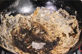 锅烧焦了怎么办？教你1招，黑垢秒脱落，焕然一新，瞬间变不粘锅图片