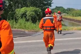 江西一男子夜间野泳被困水渠，第二天才被路人发现：再也不敢了图片