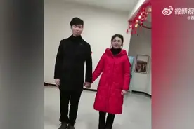 （视频）@太原人！河南女子亲自为儿子儿媳主持婚礼：因疫情从简，婚礼总共6个人图片