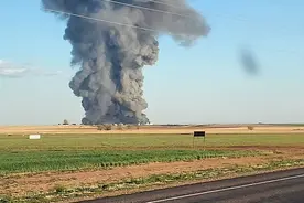 美国奶牛场大爆炸，18000头奶牛活活烧死，现场升起黑色蘑菇云图片