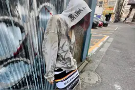 侃爷内裤半露出街，欧美掀起的“露内裤”风潮，带偏国人审美？图片