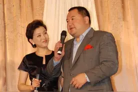 杨澜给富商老公长脸，黑裙配黑丝高贵优雅，200斤老公比她胖一圈图片