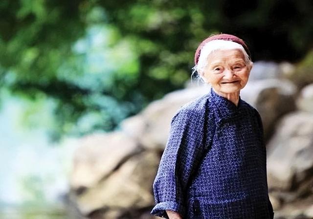 退休医生坦言：寿命长不是靠多走路和多睡觉，坚持2件小事很重要