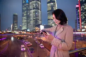 一个女人，骨子里是“穷”还是“富”，看这三个地方图片