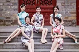 大学生“旗袍”毕业照走红，女生典雅男生惊艳，网友：是心动啊图片