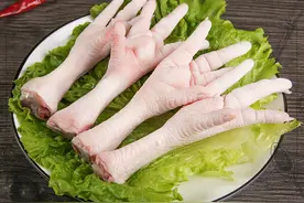 鸡爪用调料腌一腌，出锅软烂脱骨，香辣入味，吃一次就上瘾，真香图片