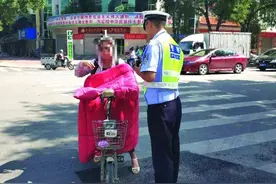 闹大了！交警半夜进小区拖走业主的电动自行车，是敬业还是狠？图片