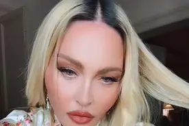 64岁麦当娜庆生，穿旗袍身材傲人！16岁黑人养子陪伴，罗德曼遗憾图片