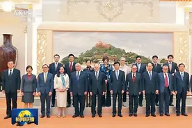霍氏家族大合影曝光，霍震霆兄弟站第一排，霍启刚等晚辈站第二排图片