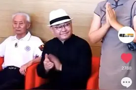 刀郎携妻子现身镜头，51岁发福憨态可掬，妻子身材出众撞脸邓婕图片