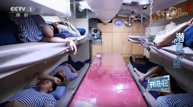 靠近“深海铁鲨”，带你了解潜艇兵的水下生活→